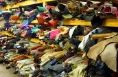 ممر بين رفوف الجلود في تجارة الجملة METAFORA