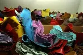 ممر بين رفوف الجلود في تجارة الجملة METAFORA